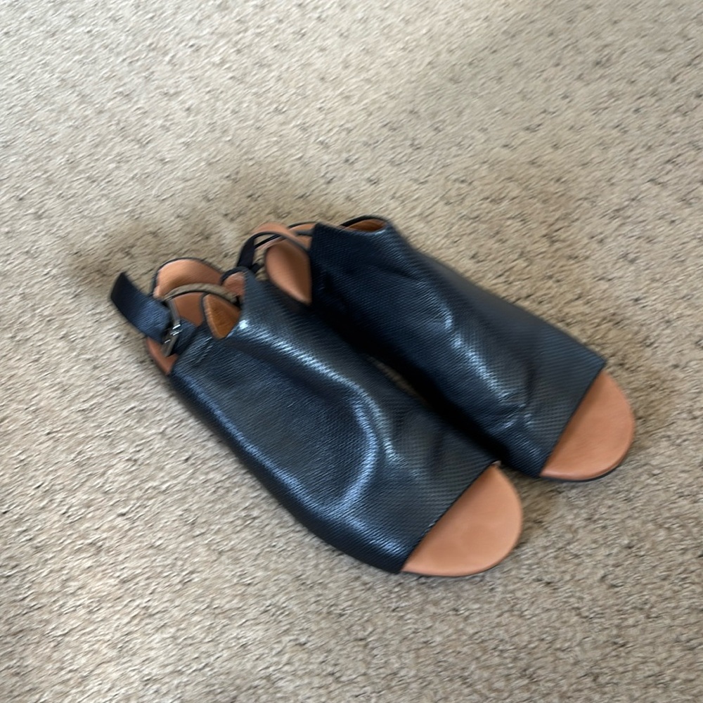 NWT darling rocker 3 sandal. Comfortable and beautiful leather